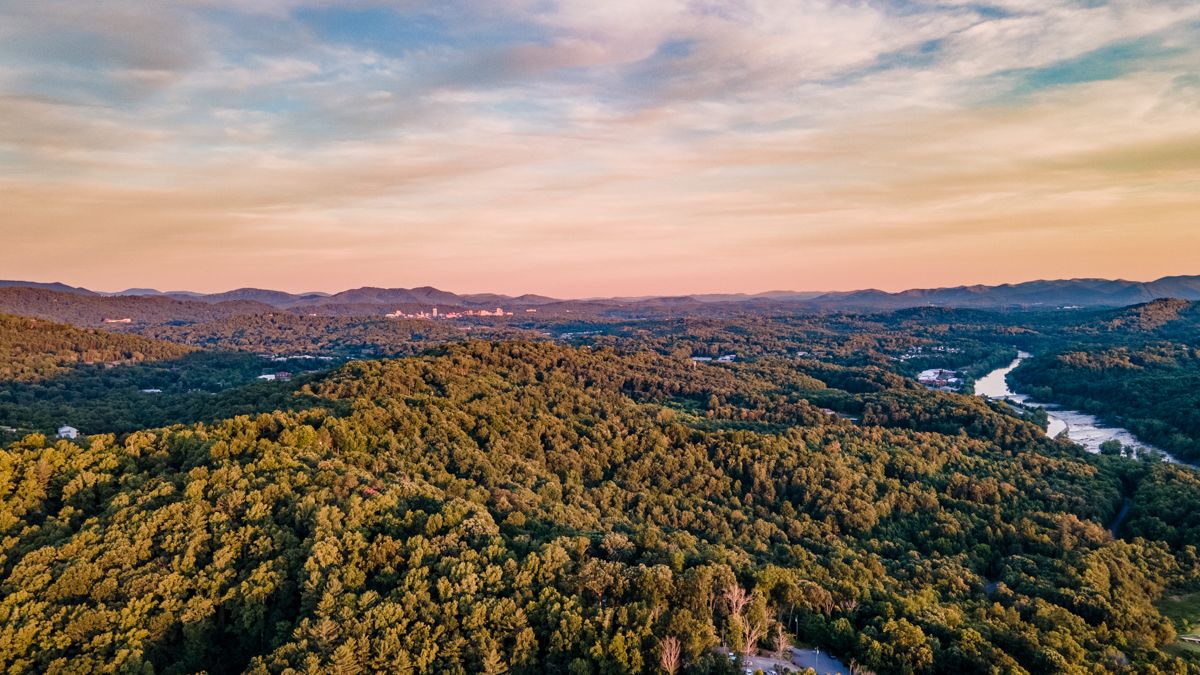 hings to do in Asheville in late summer, late summer activities Asheville NC, what to do in September in Asheville, Asheville things to do in September, Apple Picking Asheville, Coston Farm Apple Picking, Asheville apple orchards, asheville corn maze 2025,